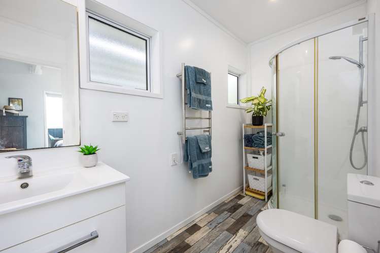 11 Piccadilly Circus Snells Beach_14