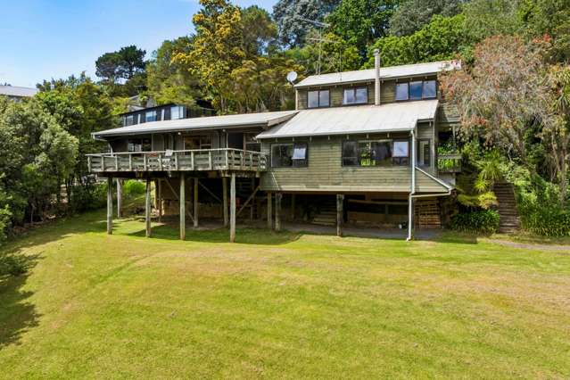 5-bedroom Upper Harbour Haven on 2024m² Site!