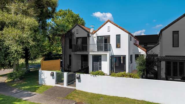 Reserve-Side Living in Botany College Zone