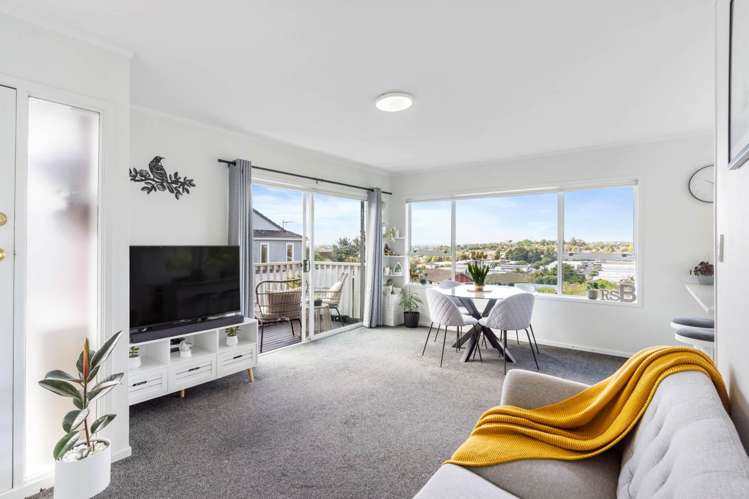 2/51a Target Road Totara Vale_4
