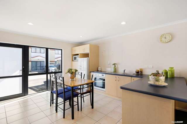 9/3 Ambrico Place New Lynn_1