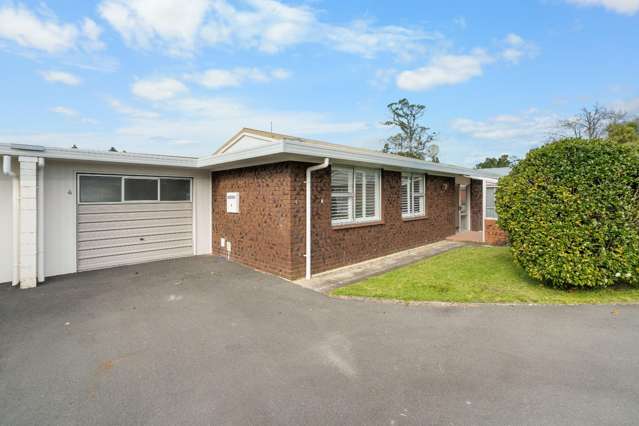 Fully Renovated 2 Bedroom + Office Home in Hamilton East – Private & Peaceful Setting