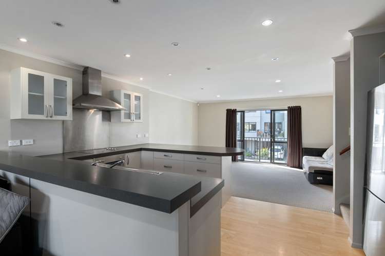 2/8 Wellington Road Paekakariki_7