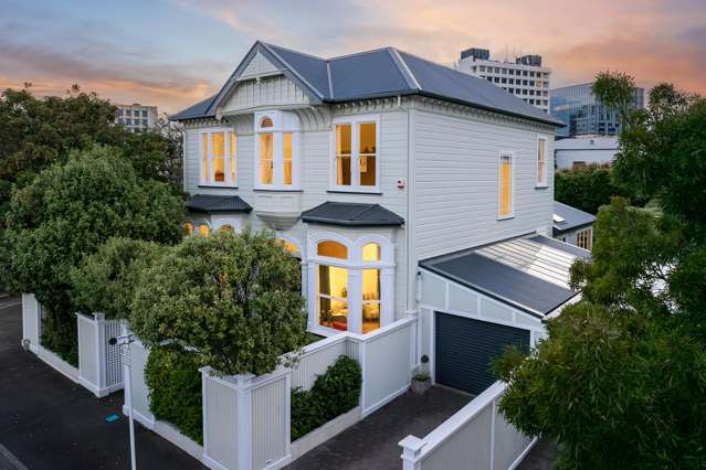 EXCEPTIONAL FAMILY HOME-LUXURY CITY-FRINGE LIVING