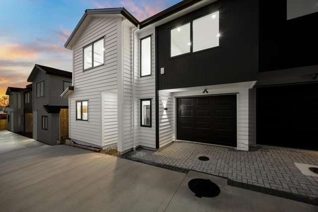 Central Living With Garage, Motorway Without Delay