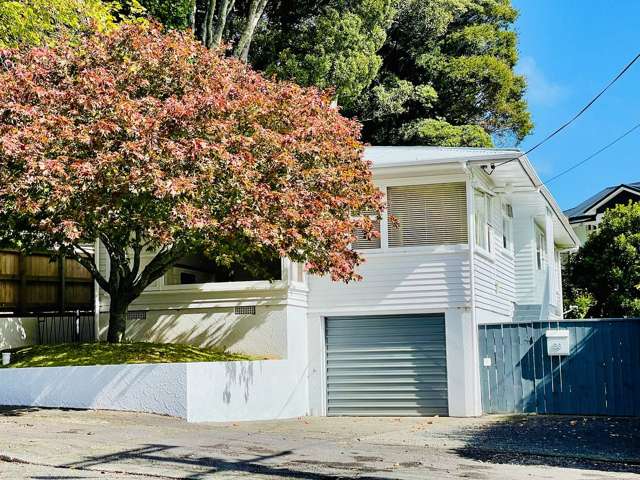 City&Park at your door!Garaging galore+3 bedrooms!