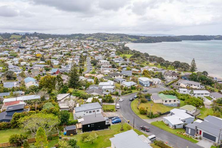 9 Piccadilly Circus Snells Beach_36