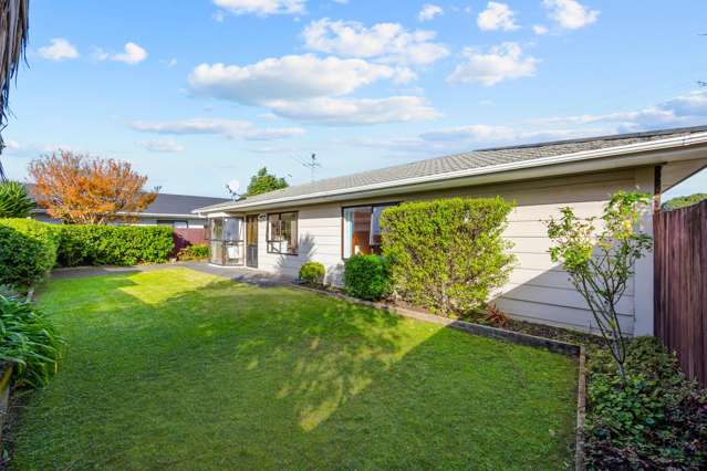 Single Level Living and Ideal Location!