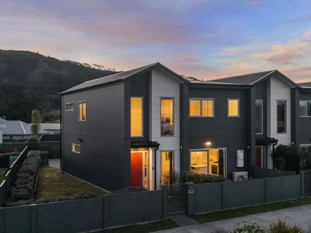 Modern End-Unit Townhouse in Kenepuru