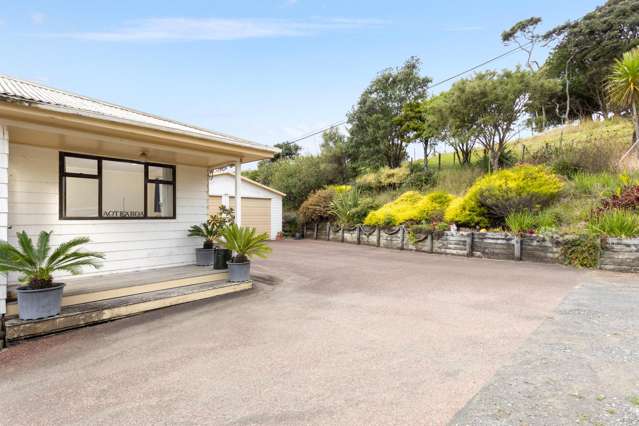 Spacious 2-bedroom home in rural Helensville.