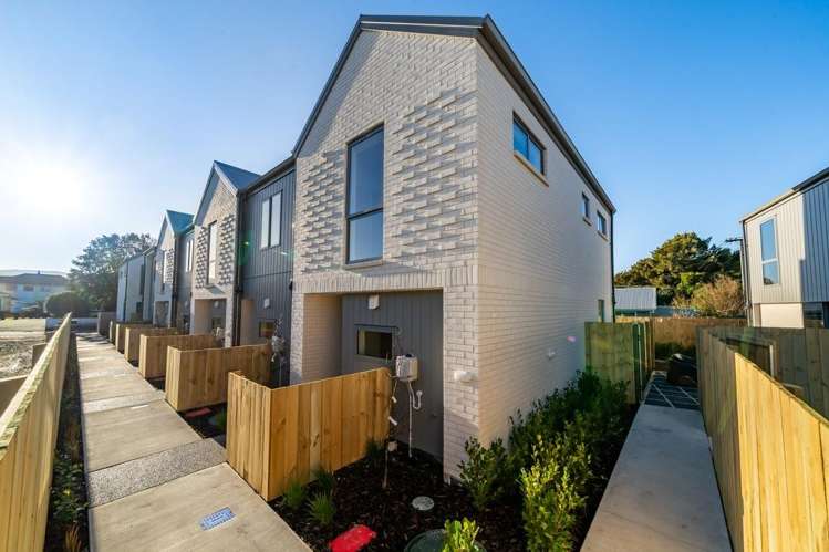 8/16 Sladden Street_0