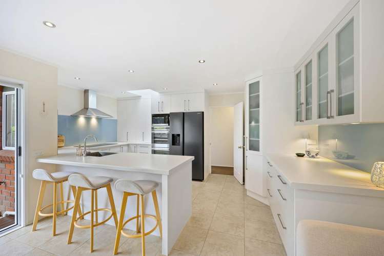 6 Camira Place Botany Downs_3