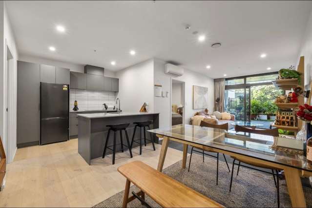 Modern 3 Bedroom Apartment in Newmarket