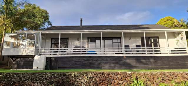 LOVELY FAMILY HOME WITH GOLF COURSE VIEWS