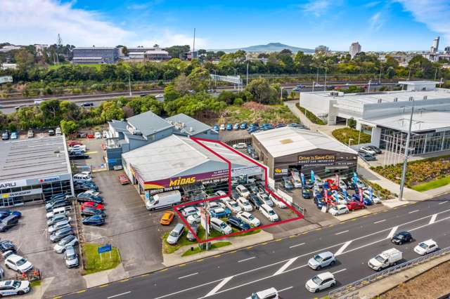 Hard-to-find Wairau yard an building