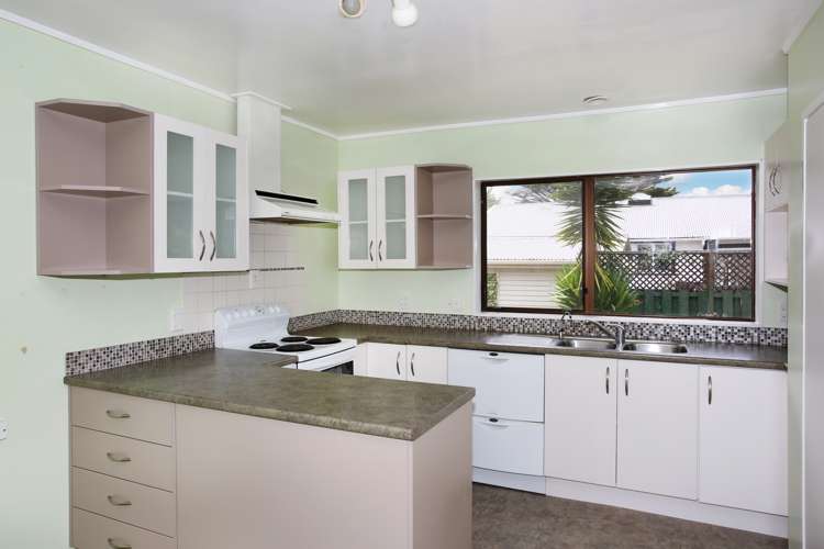 2/60 Beach Road Pahurehure_6