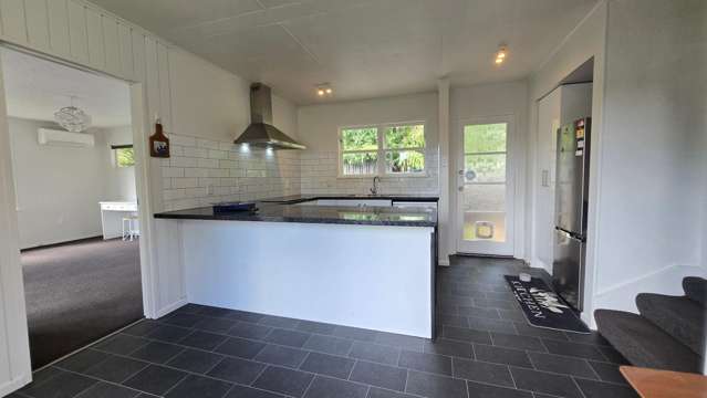  E/470 Stokes Valley Road Stokes Valley_2