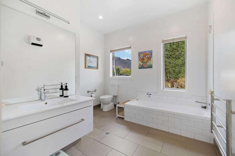 43 Benmore Place Glenorchy_13