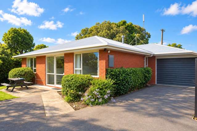 Six Bedroom Home in Ilam!