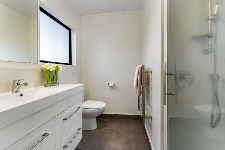 1/6 Honeysuckle Lane Mairangi Bay_10