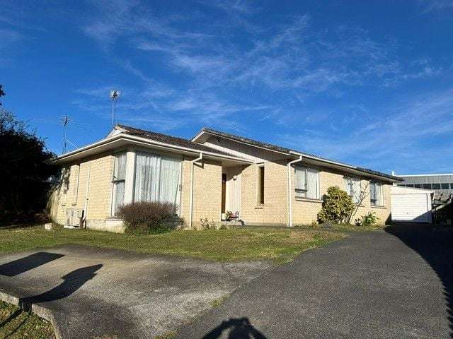 Decent size 3-Bedroom Home in Pakuranga Heights