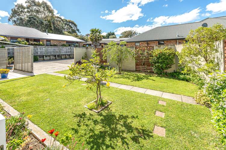 27 Lithgow Drive St Johns Hill_24