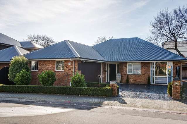 Private, Quiet, Secure. Walk to Hagley Park / CBD