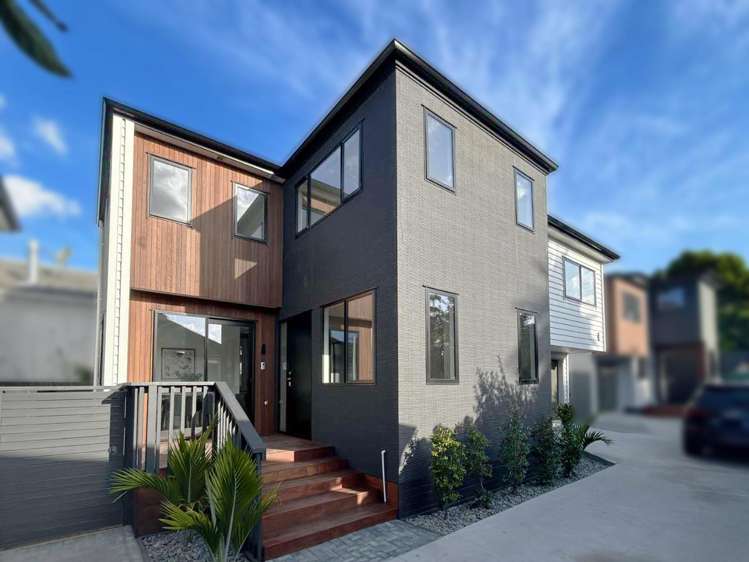 2/56 Ellerton Road_0