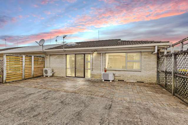 Brick and Tile Unit in Papatoetoe!