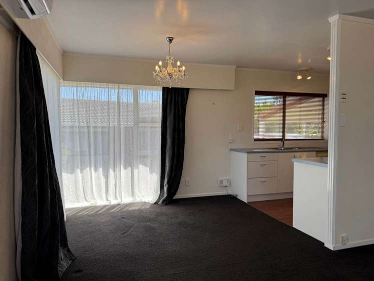 4 Royal Road Massey_12