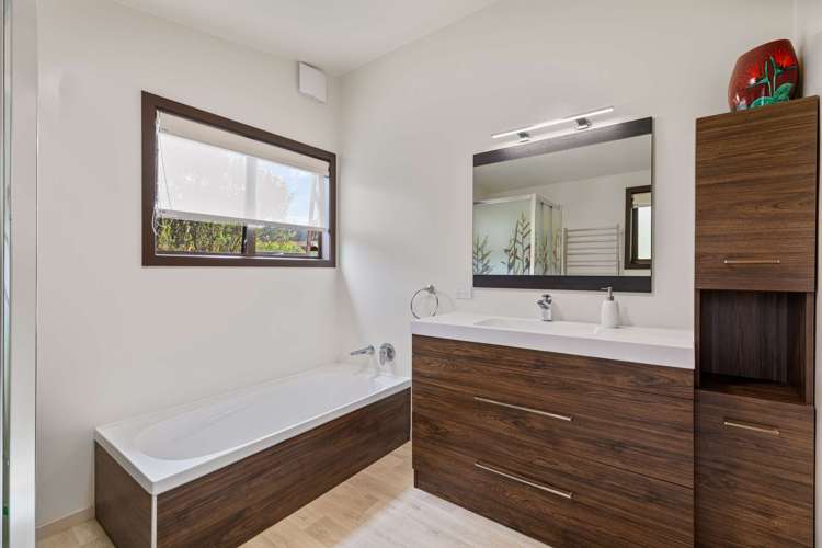 50 John Dee Crescent Red Beach_13