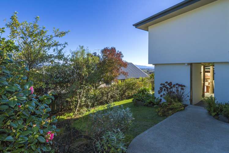 64 Olympus Way Richmond_17