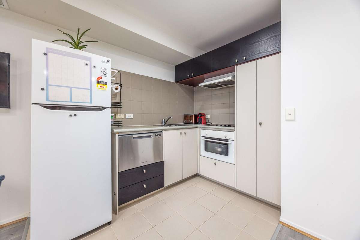 Generous 1-Bedroom Apartment with 2 Carparks - Fully Furnished! 3