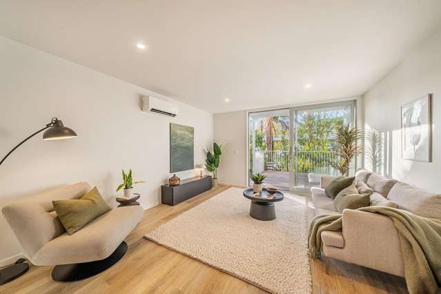Effortless, Sun-Filled Living in Woburn