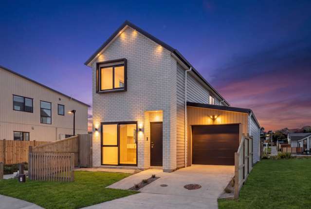 Spacious 4-Bed Family Living Backing onto Reserve