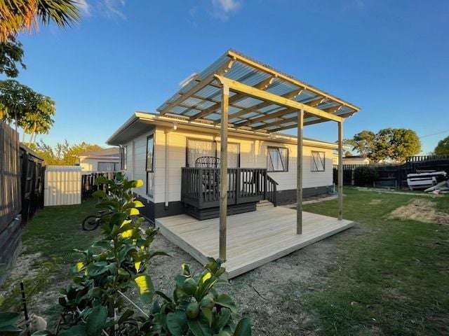 3 Rooms Standalone House, 400sqm land, Fully Fence