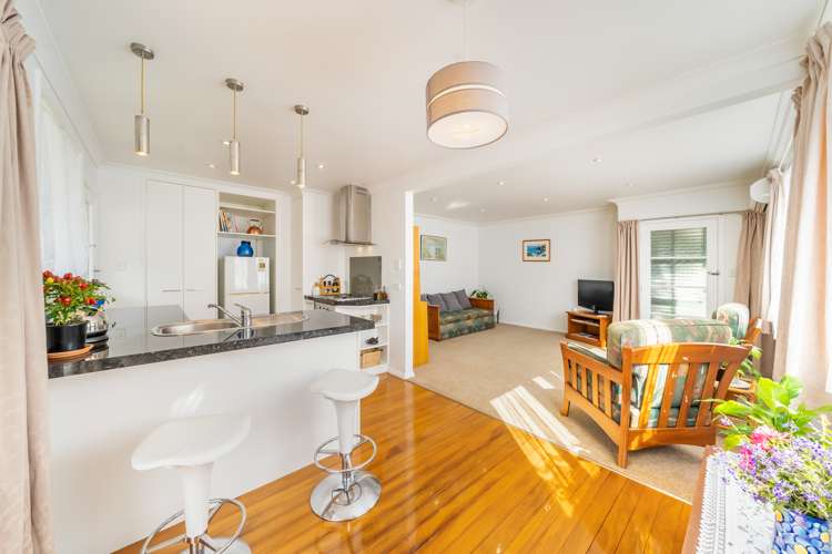 2/32 Bay Street Petone_11