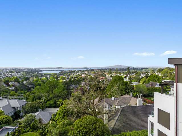 THE WEST PENTHOUSE - AS NEW, VIEWS, VILLAGE LIFE