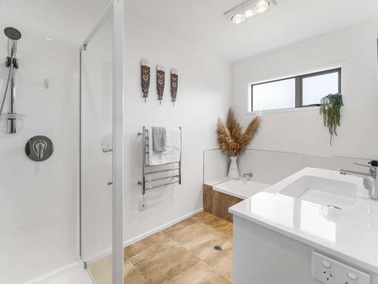 60 Intrepid Crescent Beachlands_18