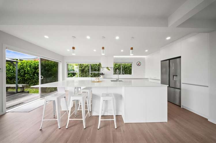 24 John Dee Crescent Red Beach_11