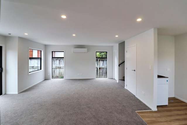 B/137 Whites Line East 1369_2