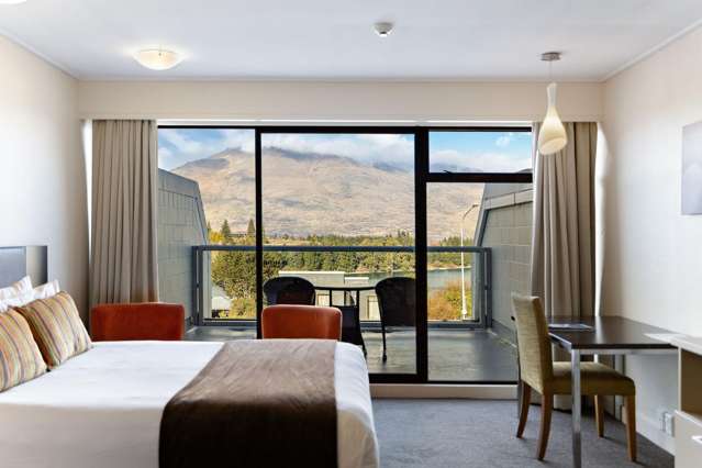 Rare Copthorne Studio - Lake Views