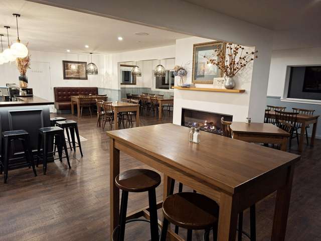 Betsey Jane Eatery & Bar Fox Glacier_2