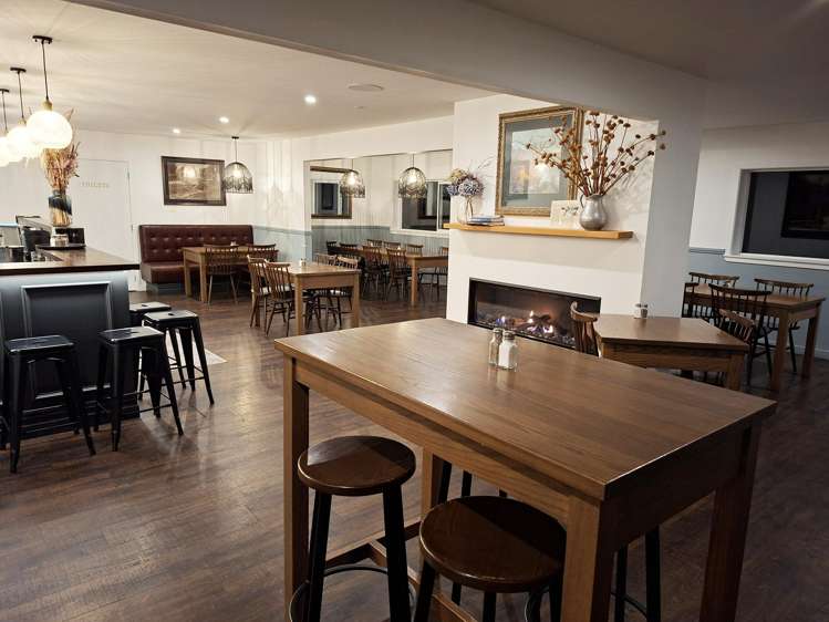 Betsey Jane Eatery & Bar Fox Glacier_2