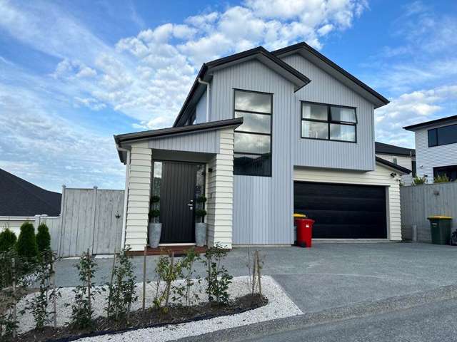 Strikingly Beautiful Home in Arran Hill's, Orewa