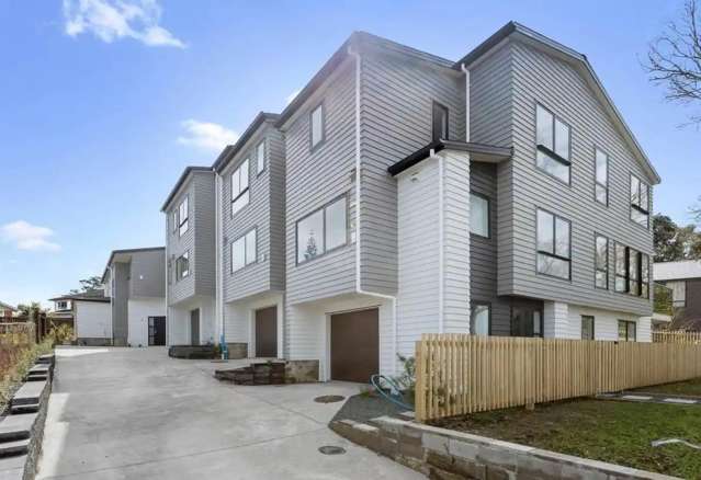 Luxury 3-Bedroom, 3-Bathroom Townhouse in Prime New Lynn Location