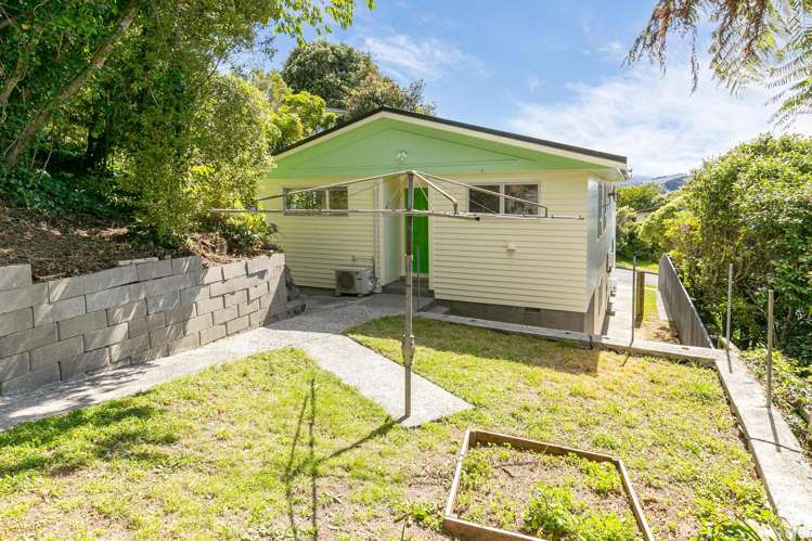 27 Turriff Crescent Tawa_13