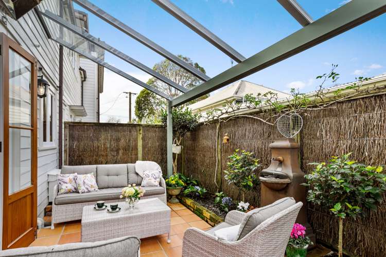 2/5b Eton Avenue Devonport_10