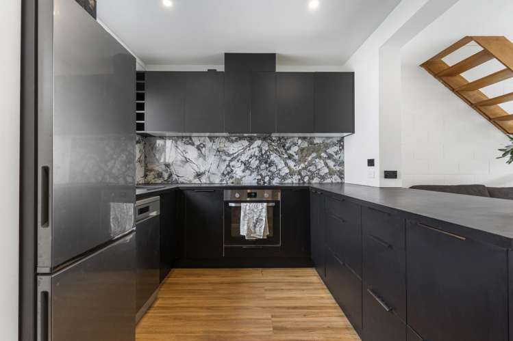 4/121 Mangere Road_2