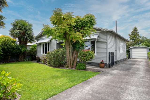 Charming bungalow with entertaining bliss